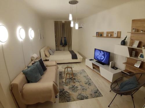 Palace district, Leisurely nest in crowded dwntwn