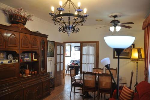 una sala da pranzo con un tavolo e un lampadario di Casa Rural Los Galanes a Villanueva de los Infantes