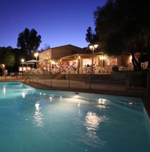 - une grande piscine avec un restaurant dans l'établissement U Pinarellu, à Zonza