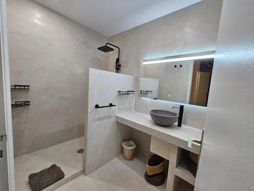 W łazience znajduje się umywalka, lustro i prysznic. w obiekcie Appartement rénové indépendant avec garage au centre du village w mieście Saint-Florent
