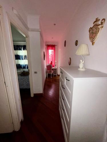 a room with a white dresser with a lamp on it at Da Zi Fabiola alla stazione in Velletri