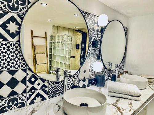 une salle de bain avec deux lavabos et un grand miroir dans l'établissement Luxurious century-old house with modern decor, à Dordives