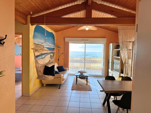 un salon avec vue sur l'océan dans l'établissement La Plage - Front de mer - Terrasse - Unique, à Vieux-Boucau-les-Bains
