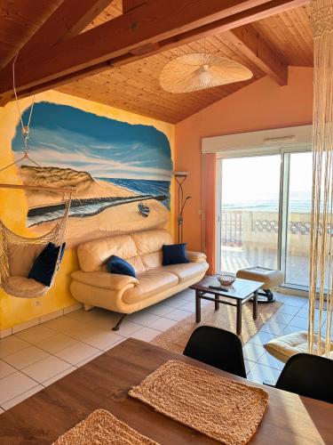 - un salon avec un canapé et un hamac dans l'établissement La Plage - Front de mer - Terrasse - Unique, à Vieux-Boucau-les-Bains