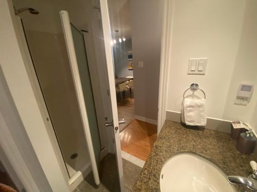 Koupelna v ubytování ApartHotelMontreal by Les Terrasses Saint Urbain 2225I2