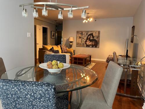 Posezení v ubytování ApartHotelMontreal by Les Terrasses Saint Urbain 2225I2
