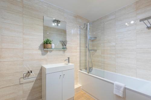 Beautiful 2 Bed property with parking by the sea photo 9