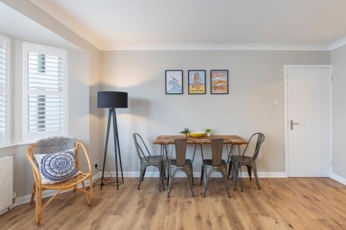 Beautiful 2 Bed property with parking by the sea photo 16