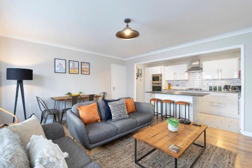Beautiful 2 Bed property with parking by the sea photo 5