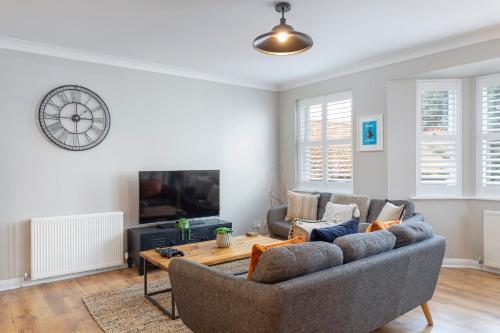 Beautiful 2 Bed property with parking by the sea photo 6