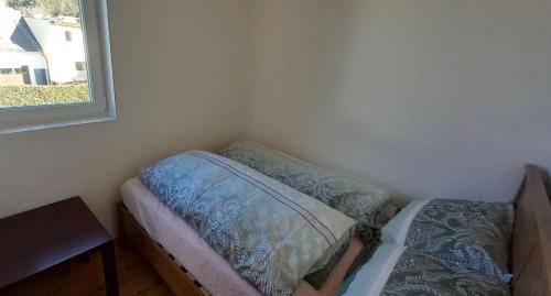 Postel nebo postele na pokoji v ubytování Gästewohnung mit Terrasse "Vinothèque Laroche im Piestingtal"