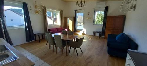 Gästewohnung mit Terrasse "Vinothèque Laroche im Piestingtal"