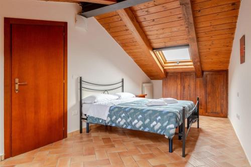 Un dormitorio con una cama y un techo de madera. en Sunflower near the center with Private Parking, en Perugia