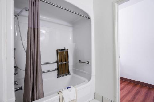 y baño con ducha y cortina de ducha. en Motel 6-Ruidoso, NM, en Ruidoso