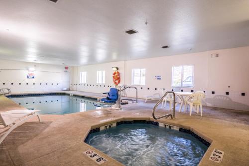 a large indoor swimming pool in a room at Motel 6-Ruidoso, NM in Ruidoso