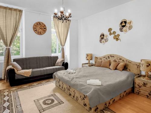 ウィーンにあるAdalbert Apartmentsの大きなベッドとソファのある寝室