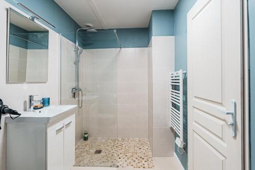 a bathroom with a shower and a sink at Havre de paix en Lot-et-Garonne in Lédat