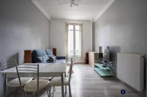un salon avec une table, des chaises et un canapé dans l'établissement Apartment 10 minutes walk from Monaco, à Beausoleil