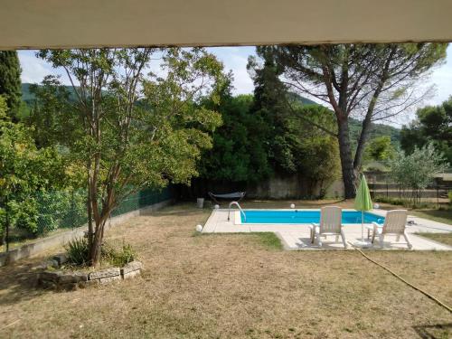 Villa avec piscine au premier étage