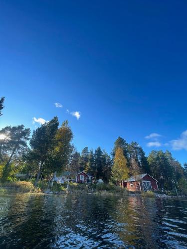 a view of houses on the shore of a river at Laplandliv cabin on the lake with hottub in Björkliden
