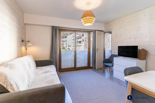 a living room with a couch and a television at Apartment in center Isola in Isola