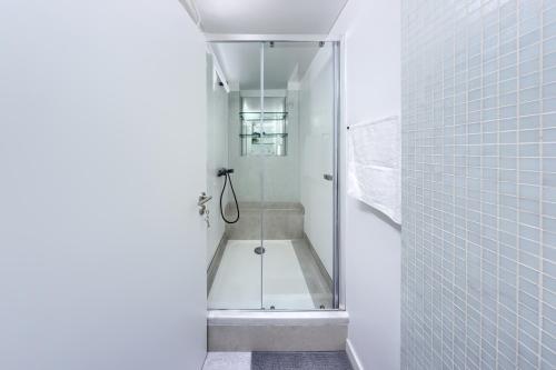 Et badeværelse på Mbird Estoril Riviera Flat 1