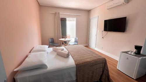 Ένα ή περισσότερα κρεβάτια σε δωμάτιο στο Casa Ribeiro Suíte Novissíma
