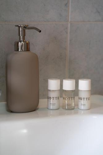 a bottle of moisturizing moisturizers next to a soap dispenser at 10min Auto Udine Centro Garage coperto Free Wifi in Godia