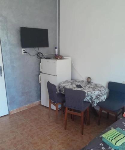 Una televisión o centro de entretenimiento en Apartman Stil