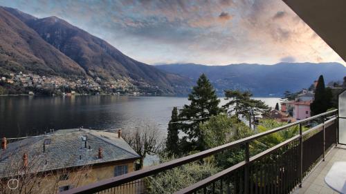 ein Blick auf einen See von einem Balkon in der Unterkunft Regina Nuova 13 in Laglio