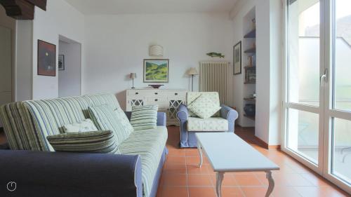 ein Wohnzimmer mit zwei Sofas und einem Tisch in der Unterkunft Regina Nuova 13 in Laglio