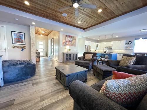 カナブにあるLuxury Kanab Utah Family Home with Amazing Views Pool Gymのソファとテーブルのある広いリビングルーム