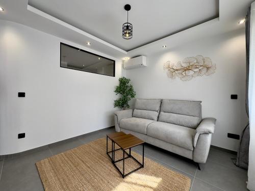 un salon avec un canapé et une table dans l'établissement Cannes Évasion by SCLS Locations, à Cannes