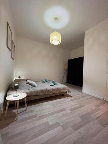 une chambre avec un lit et une table dedans dans l'établissement Cozy Apartment Old Antibes, à Antibes