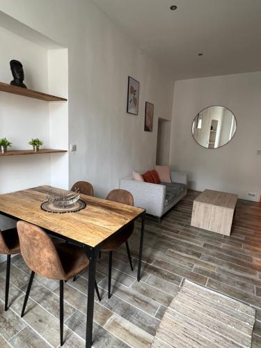 un salon avec une table et un canapé dans l'établissement Cozy Apartment Old Antibes, à Antibes