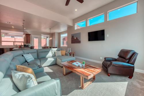 Μια τηλεόραση ή/και κέντρο ψυχαγωγίας στο Upscale Family Home in Kanab with Gym Pool Red Rock Views