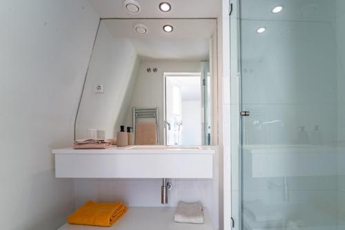 een badkamer met een wastafel en een spiegel bij Nomads Lux - 3BDR Foz Velha Porto in Porto