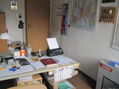 an office with a desk with a phone on it at Hotel "Alte Schule" Trogen in Trogen