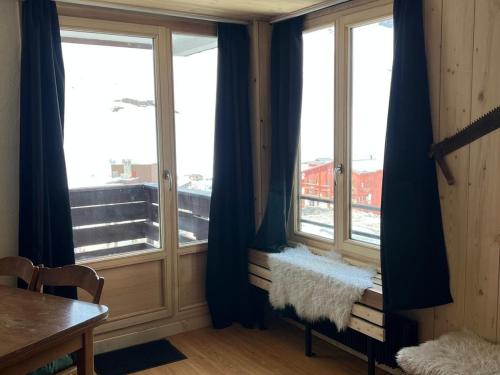 Cette chambre dispose de fenêtres avec une table et un train. dans l'établissement Studio 4 pers. proche pistes et commerces, balcon, animaux acceptés - FR-1-502-417, à Tignes