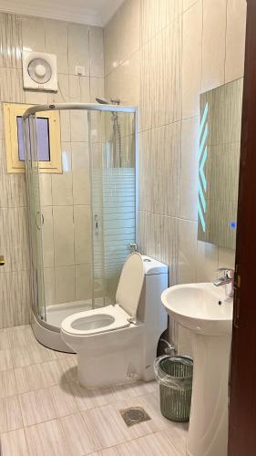 a bathroom with a shower and a toilet and a sink at مسكن ركاز المدن in Medina