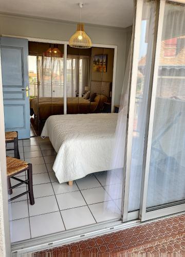 une chambre avec un lit et un salon dans l'établissement A 2 pas des plages du Midi 300L, à Cannes