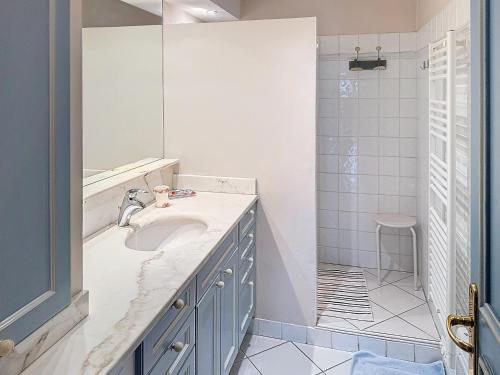 une salle de bain avec un lavabo et une douche dans l'établissement A 2 pas des plages du Midi 300L, à Cannes