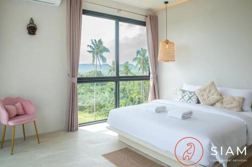 ein Schlafzimmer mit einem Bett und einem großen Fenster in der Unterkunft Villa Toi&Moi 3Br Private Pool Sea View in Ban Thung