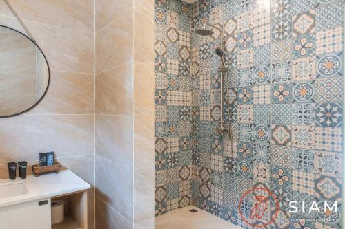 ein Bad mit einer Dusche und einer Fliesenwand in der Unterkunft Villa Toi&Moi 3Br Private Pool Sea View in Ban Thung