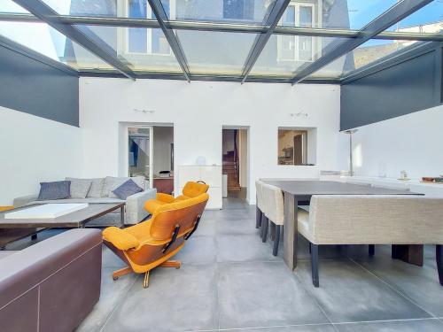 - un salon avec une table à manger et des chaises dans l'établissement Maison en plein Cœur de Deauville, tout à pied, 6 personnes, à Deauville