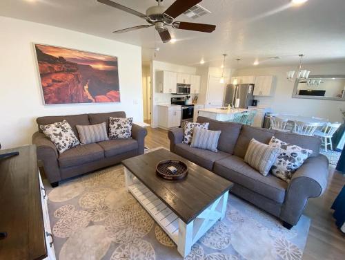 Posezení v ubytování Spacious Modern Family Townhome Close to Downtown Kanab