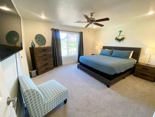 Postel nebo postele na pokoji v ubytování Spacious Modern Family Townhome Close to Downtown Kanab