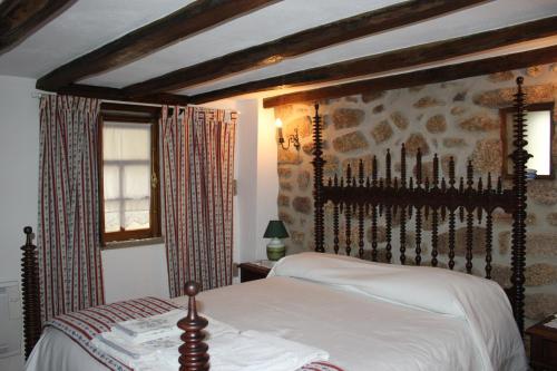 um quarto com uma cama num quarto em Casa do Balcao em Castelo Novo