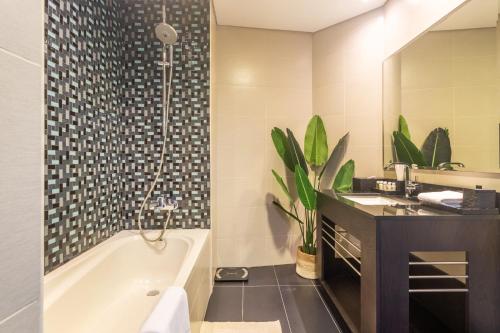 Luxury 2BR in Cayan Tower with Sea, Marina & Dubai Eye View photo 2
