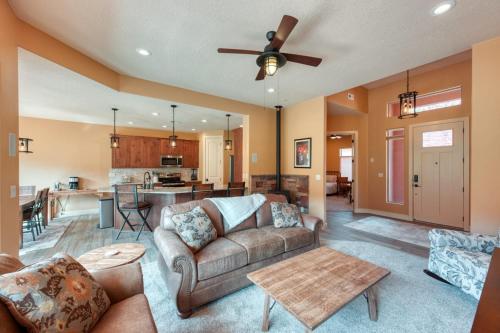 Χώρος καθιστικού στο Kanab Hikers' Hideaway Modern Southwest Family Home